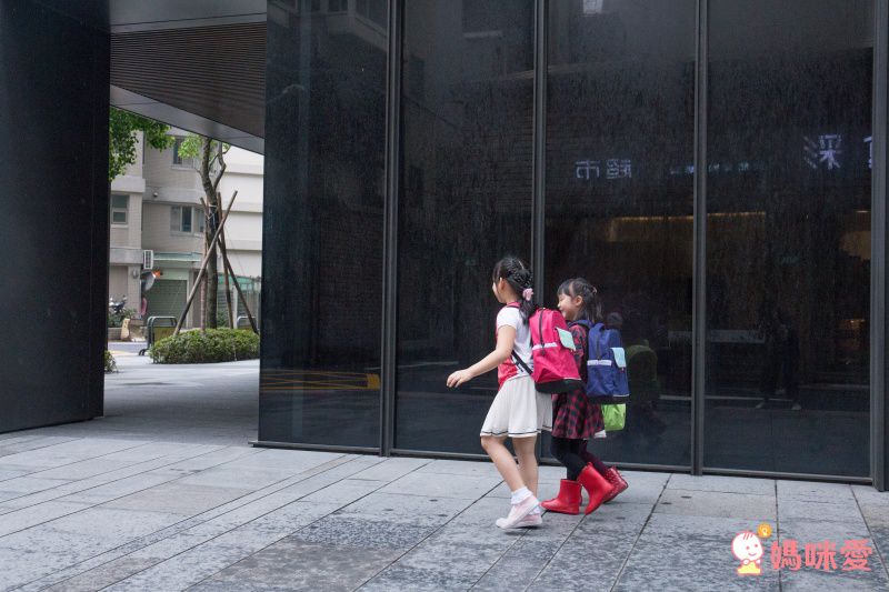 超輕量 ✪ niizo 小學生清新風護脊書包