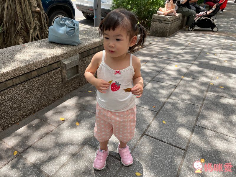 舒適微彈棉質吊帶背心-小小草莓