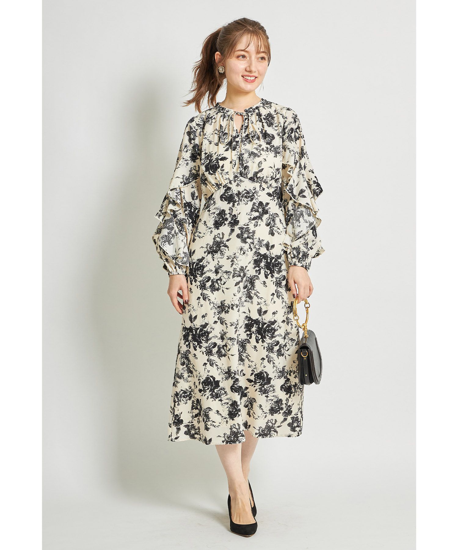 日本 tocco-closet - 優雅花朵波浪袖洋裝-粉膚杏