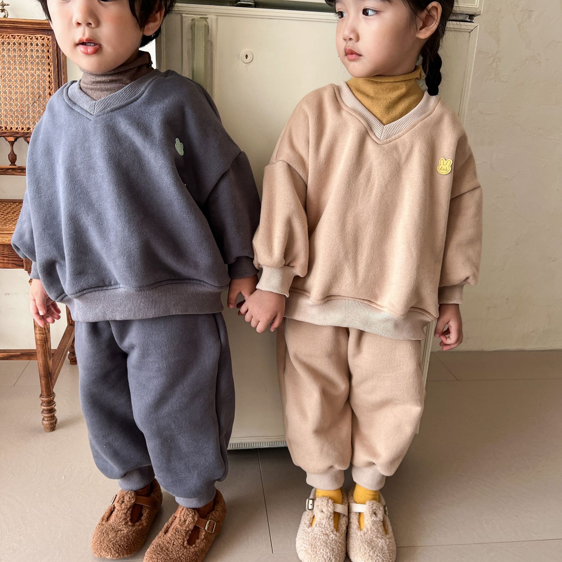 小兔徽章V領加絨長袖套裝-卡其色