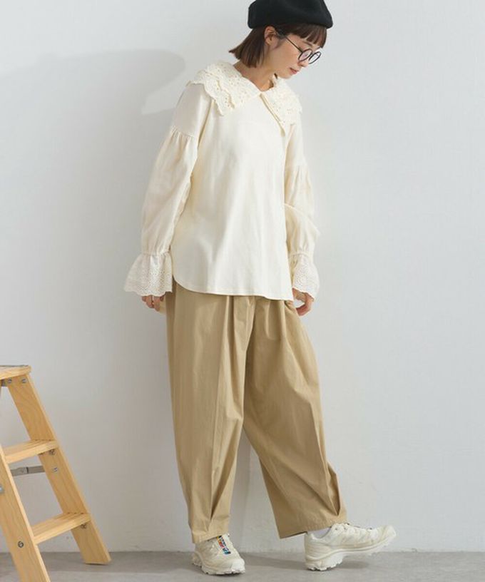 日本 Lupilien - 精緻蕾絲領落肩喇叭袖上衣-海軍藍條紋