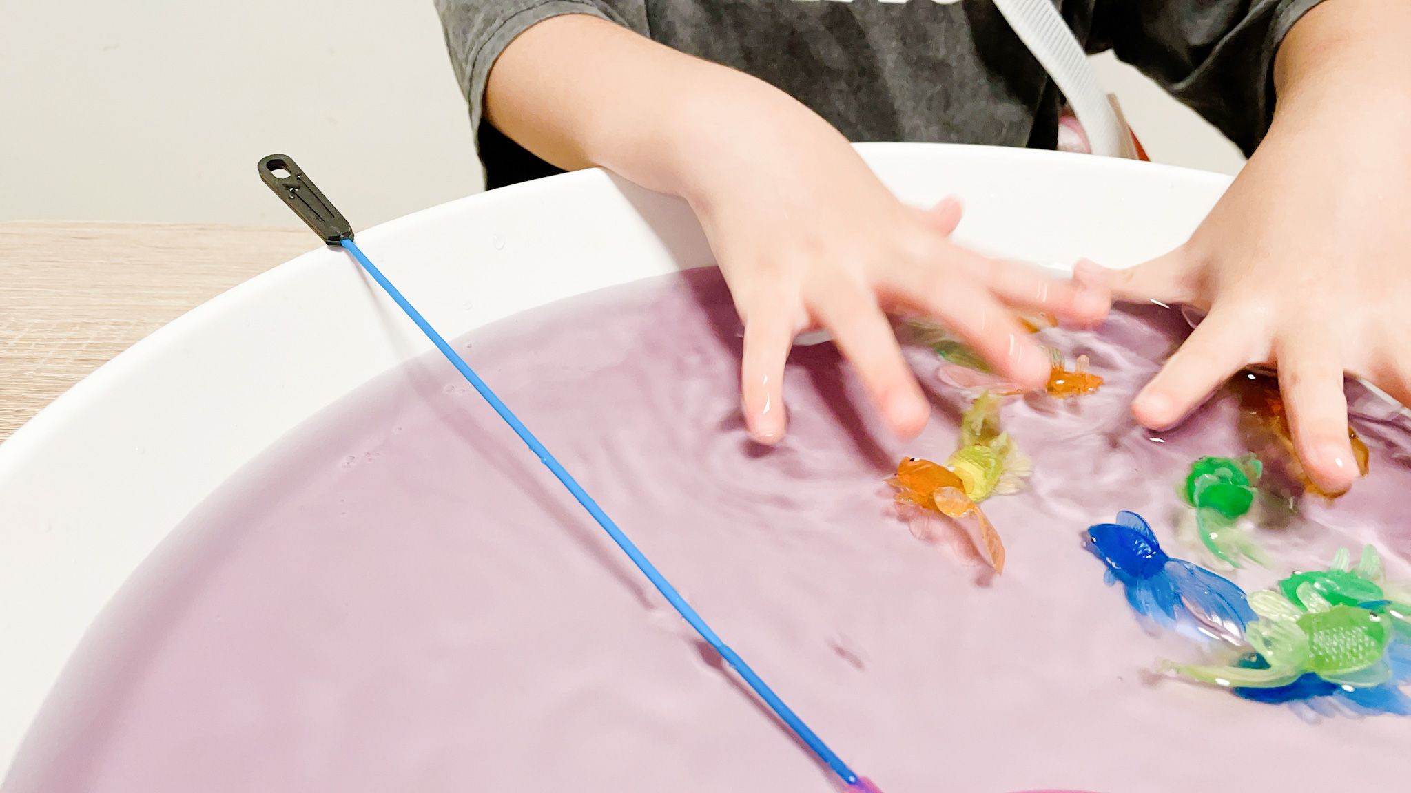 玩玩 Play - 彩色長尾果凍金魚組 (魚身長約4cm、撈網：小圓直徑7CM 長度30CM)-魚一組約20隻、撈網 1支