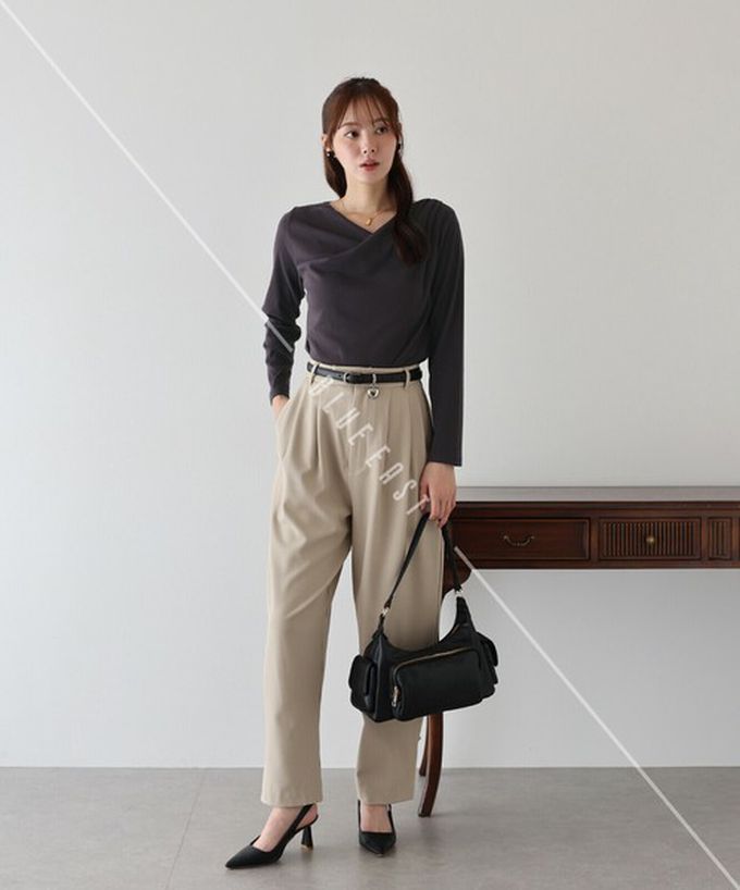 日本 BLUE EAST - 顯瘦V領垂墜感羅紋長袖上衣-黑