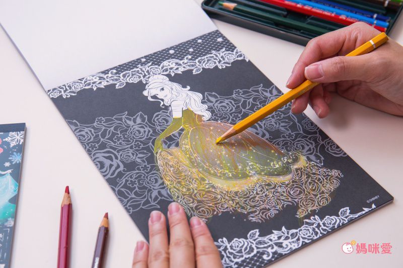 日本文具代購 - B5尺寸繪圖本(黑底)-迪士尼公主