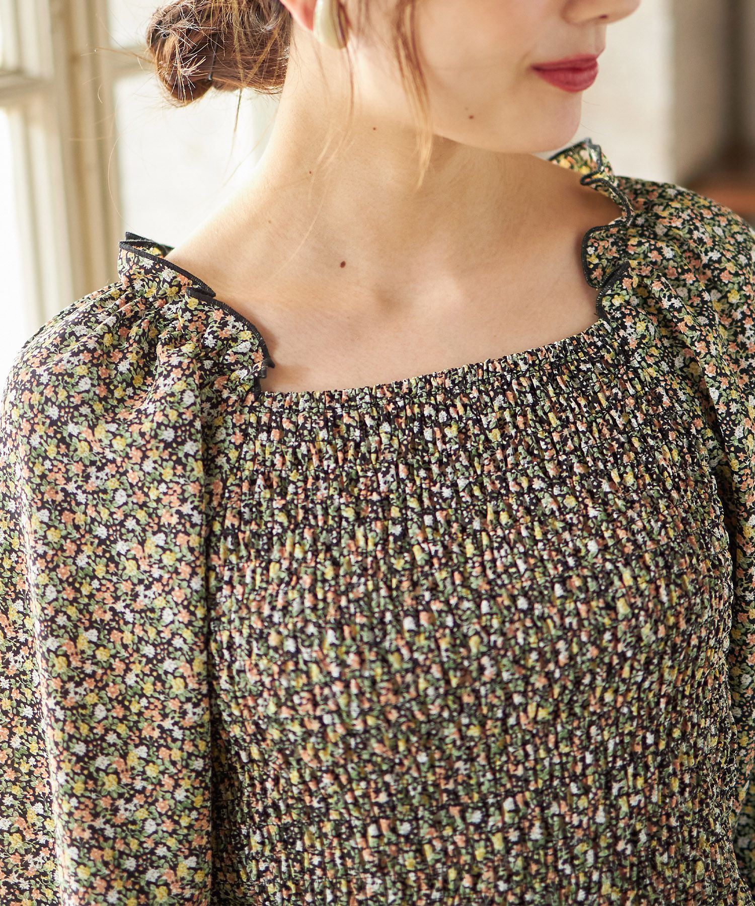 日本 tocco-closet - 歐風碎花方領雪紡上衣-知性黑