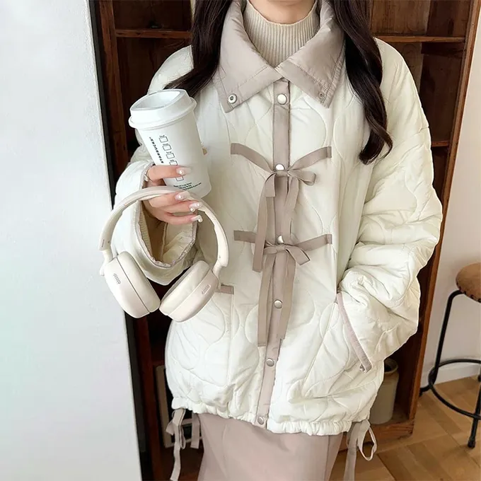 日本 Classical Elf - mily bilet 甜美配色絲帶翻領科技羽絨外套-粉白