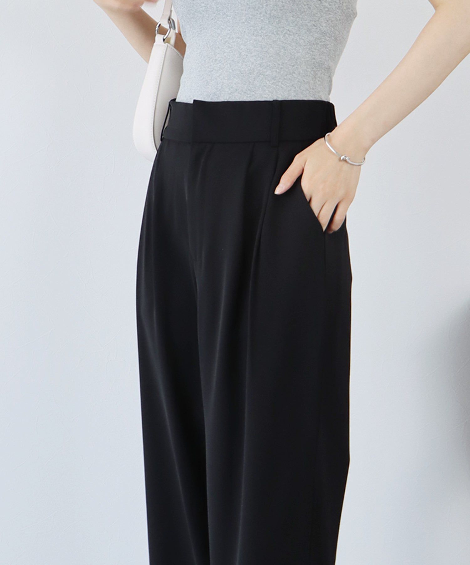 日本 BLUE EAST - 質感百搭垂墜感西裝褲-米灰