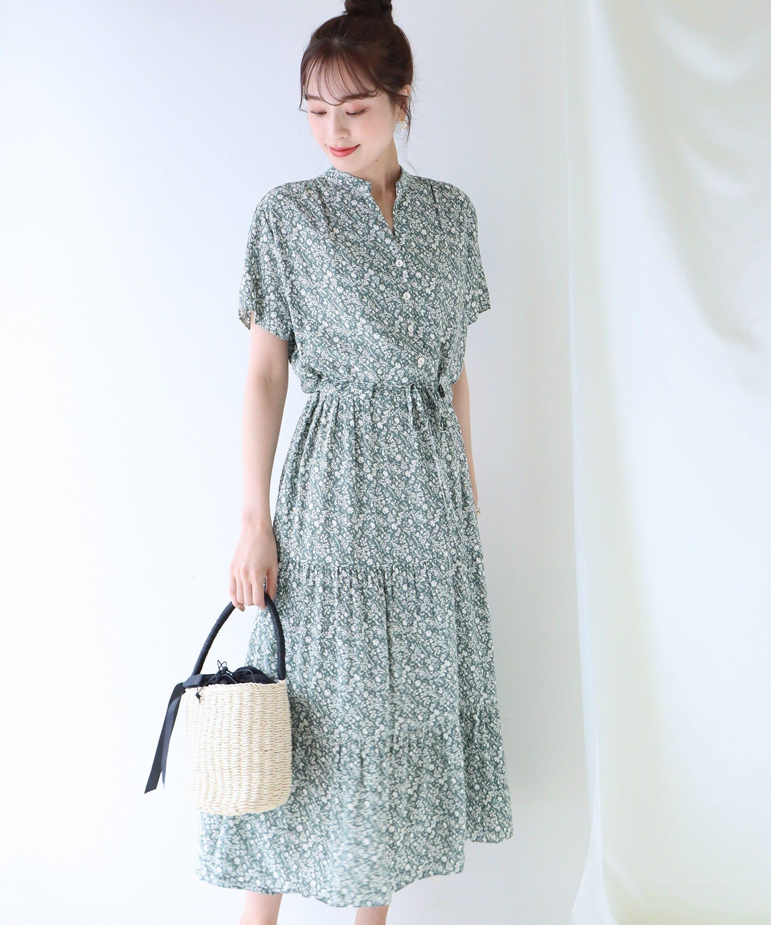 日本 BLUE EAST - 氣質小V領排釦短袖洋裝-碎花-深藍 (M(Free))