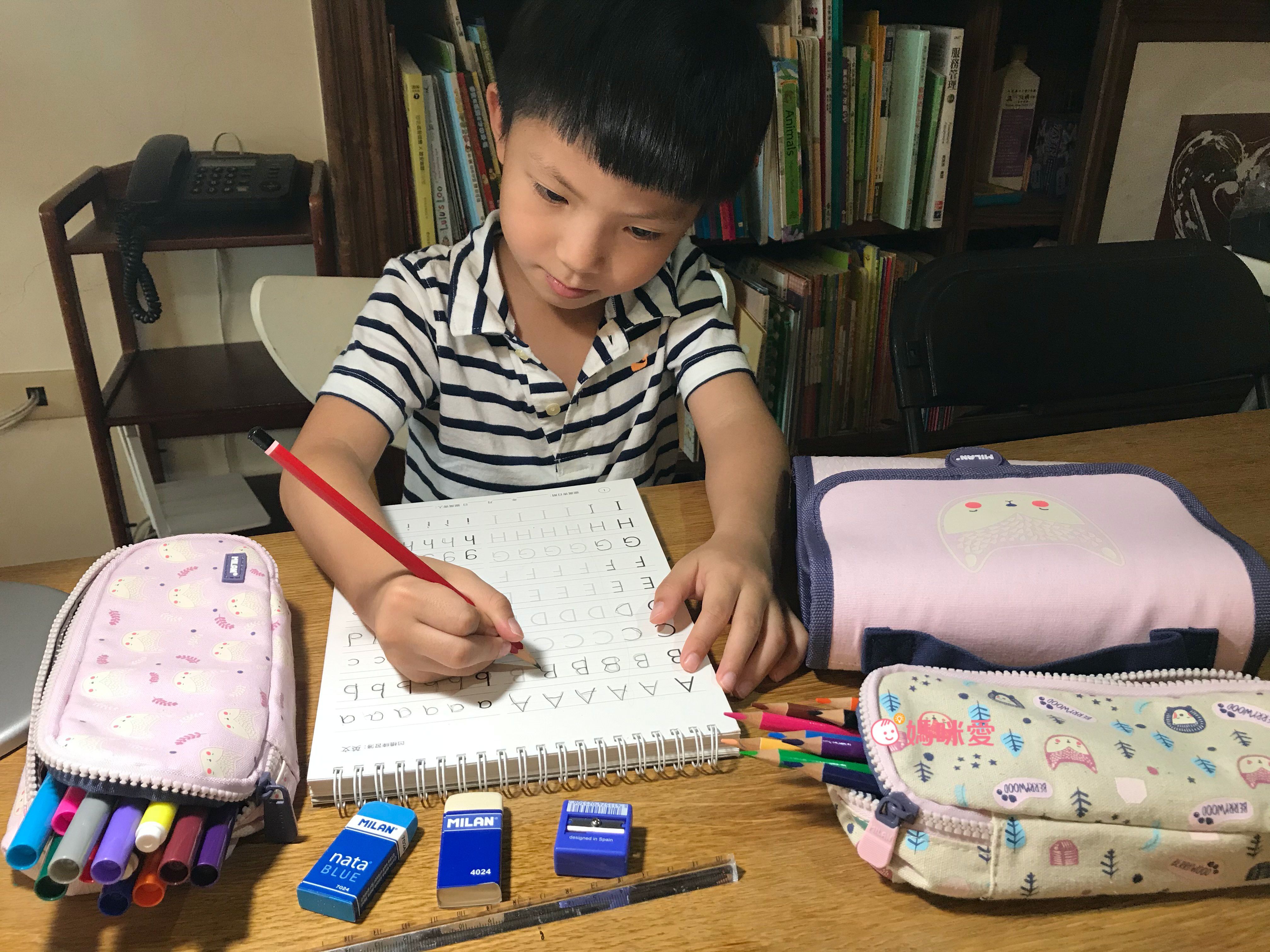 關關破 - 幼小銜接凹槽簿套組-小一先修+英文+筆順初級+贈：努力存摺6本(拼圖款)-暢銷教養作家王麗芳老師研發