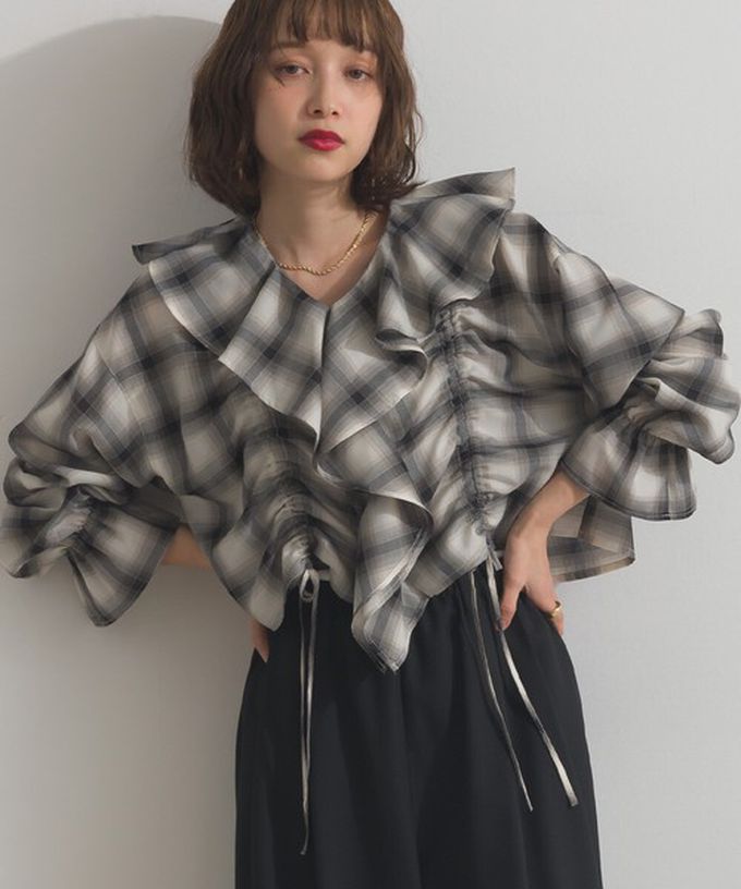 日本 ELENCARE DUE - 飄逸荷葉領浪漫抽繩長袖上衣-黑系