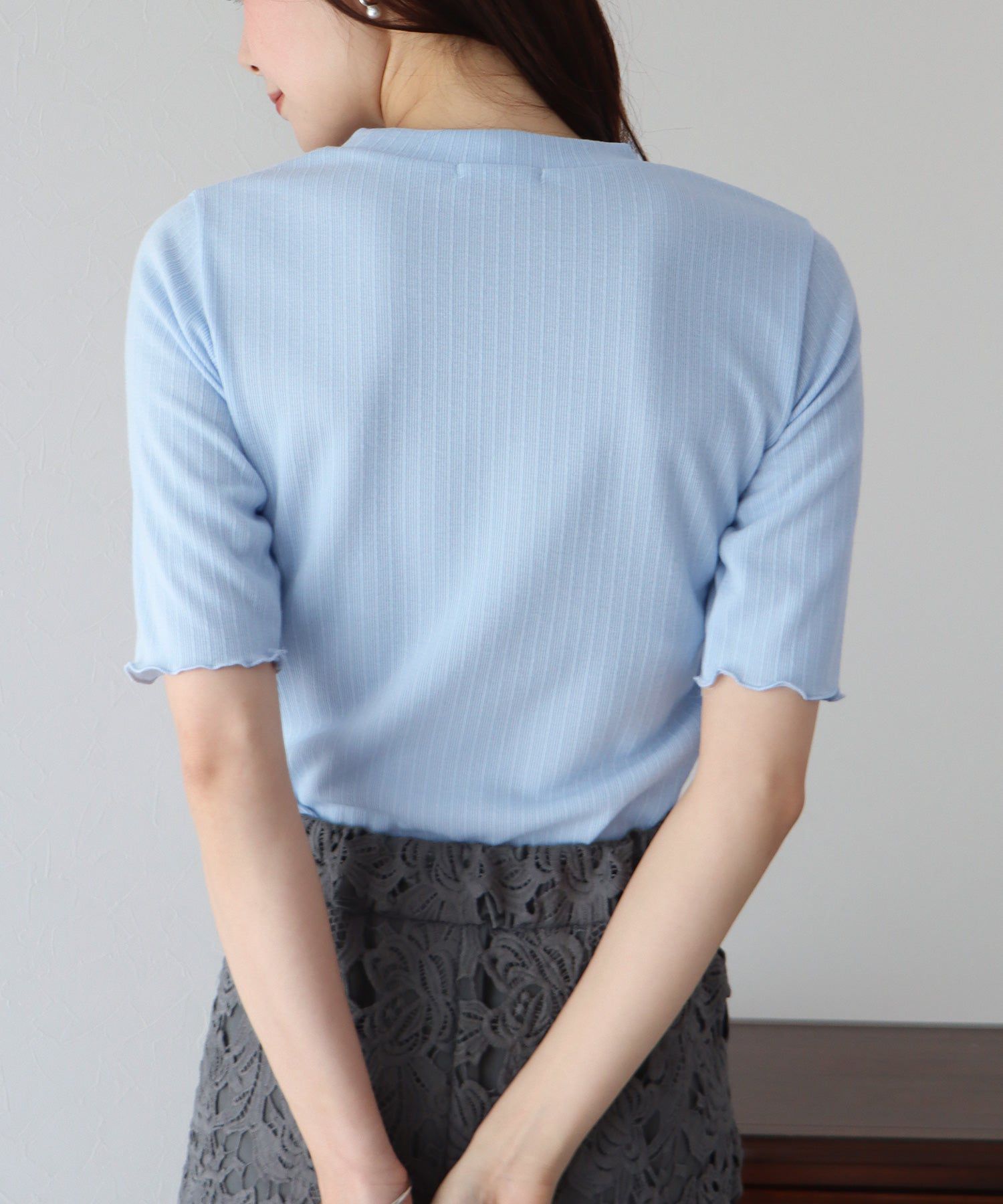 日本 BLUE EAST - 圓領彈性捲邊五分袖上衣-米杏