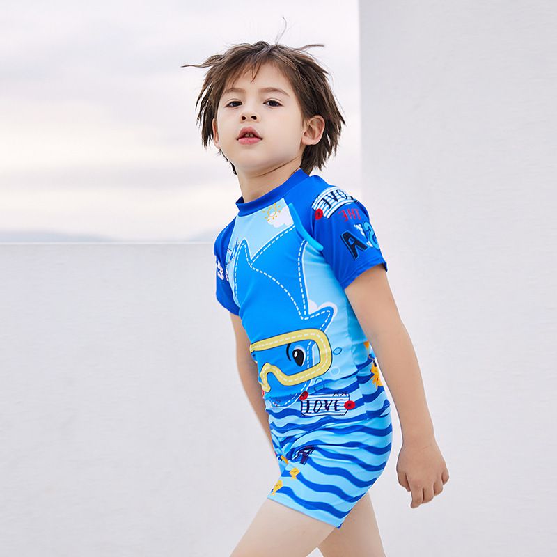 男寶童趣卡通圖短袖泳衣套裝(三件組)-潛水鯊魚-藍色-泳帽、泳衣、泳褲
