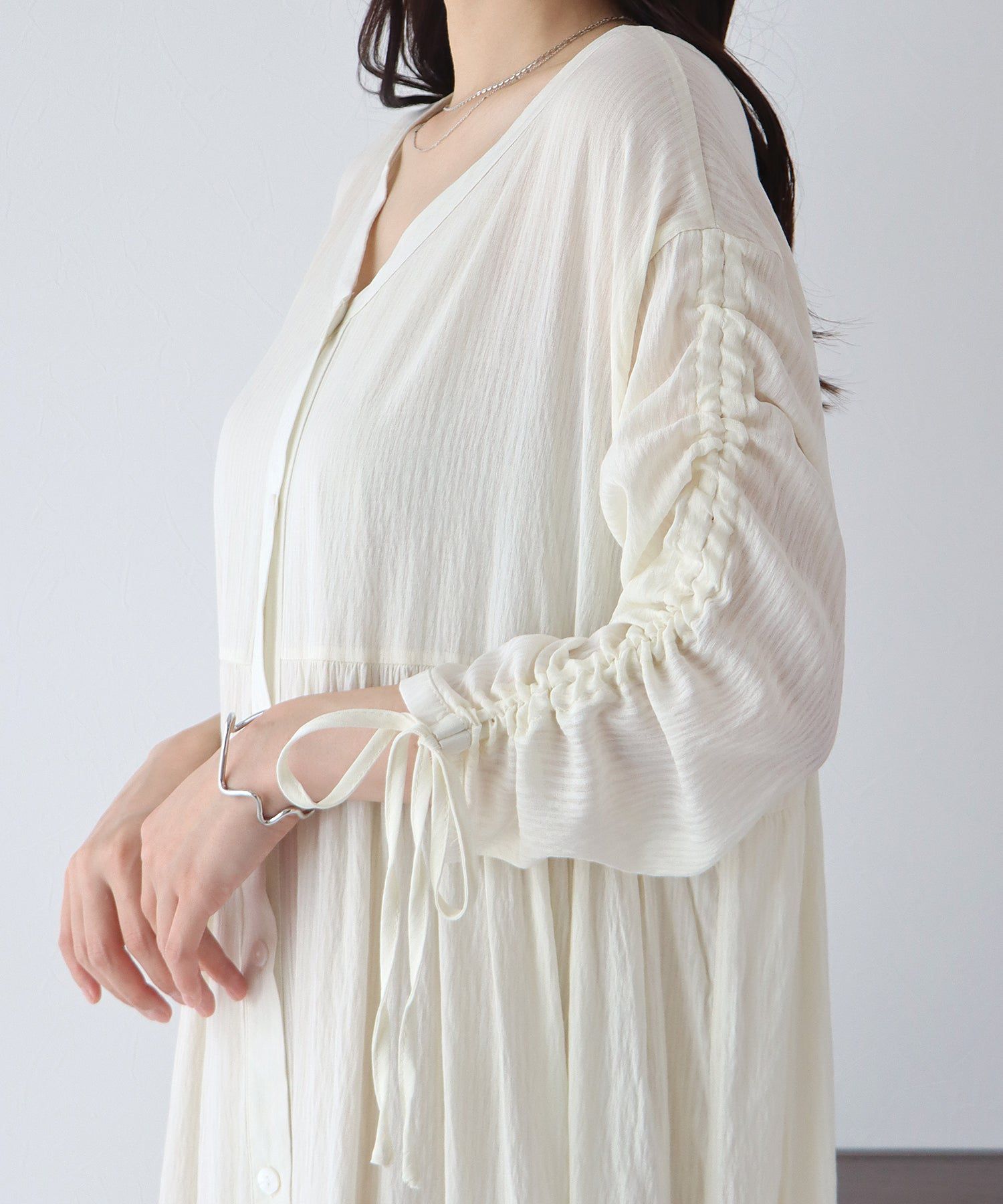 日本 BLUE EAST - 楊柳文藝抽繩長版襯衫-米杏