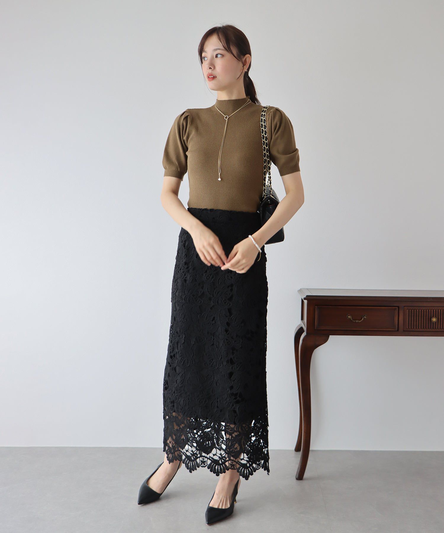 日本 BLUE EAST - 甜美彈性羅紋泡泡袖上衣-咖啡