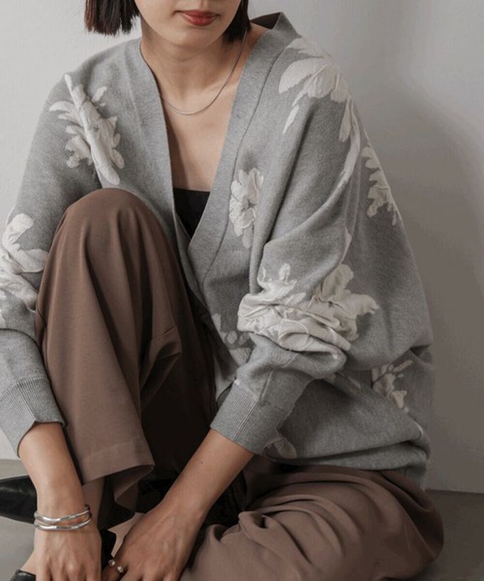 日本 Bab - 唯美花卉寬鬆感針織開襟外套-淺灰