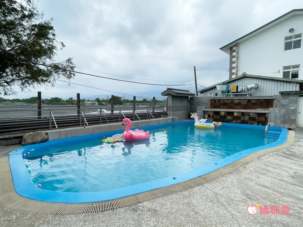 親子泡湯首選【礁溪白宮渡假勝地】大草皮/大湯池/遊樂設施