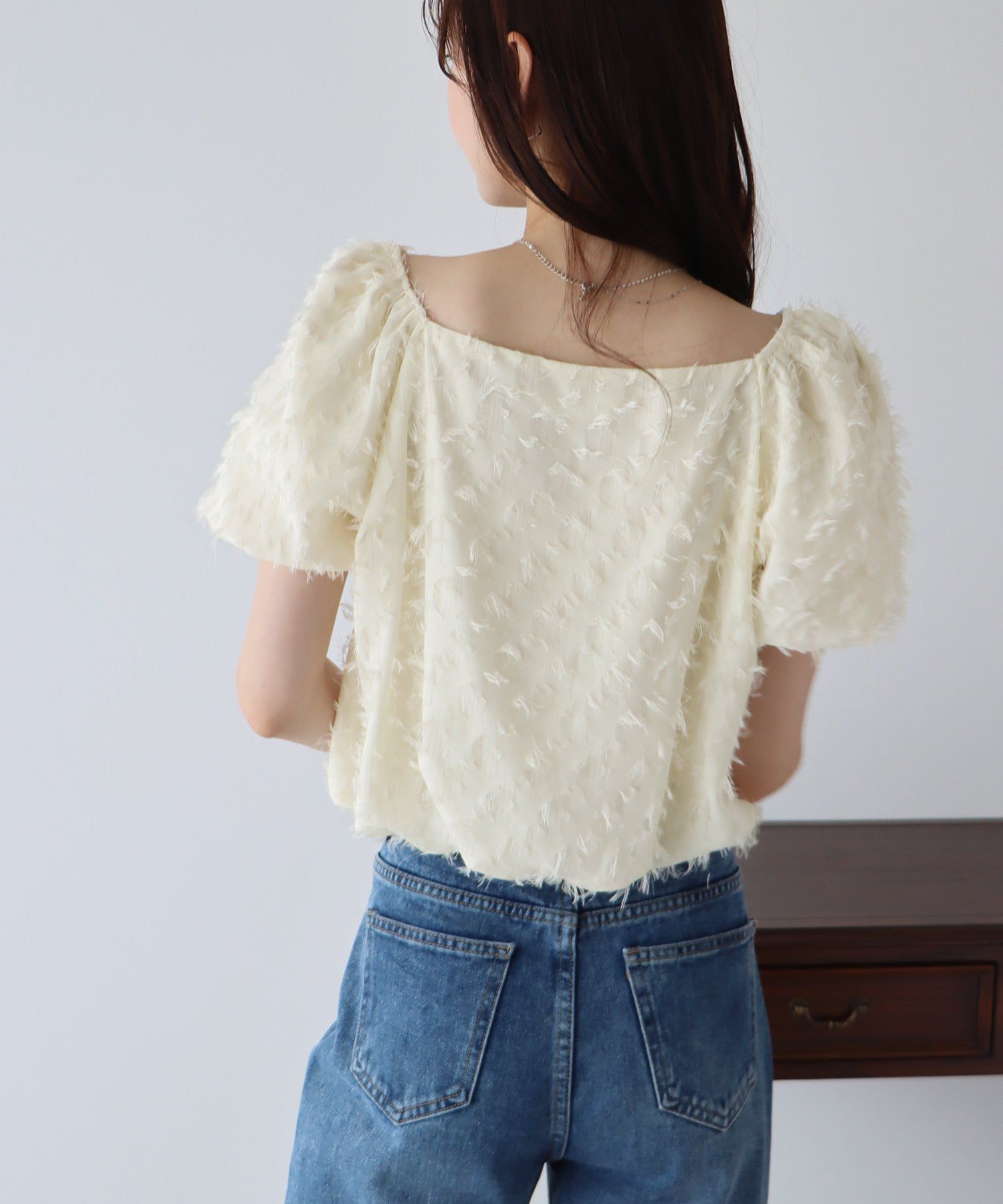 日本 BLUE EAST - 抽鬚感寬領泡泡袖上衣-淺杏