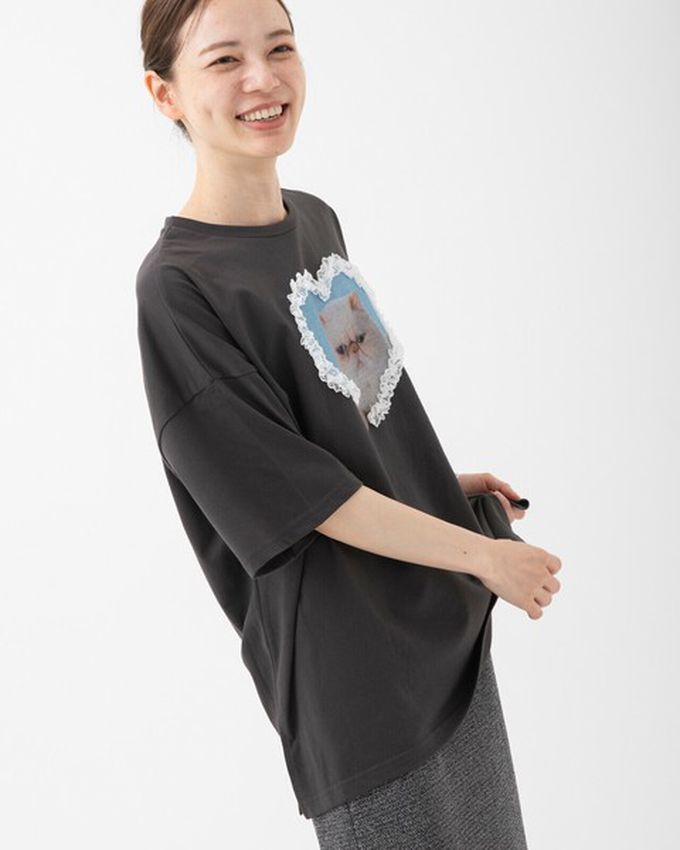 日本 gleam - 厭世貓咪愛心蕾絲寬大風短袖T恤-藍貓-炭黑