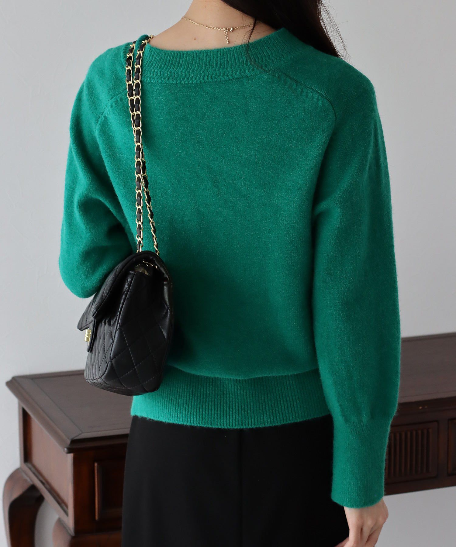 日本 BLUE EAST - 顯瘦V領柔軟針織上衣-黑