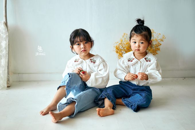 韓國 Jmsnail - 草莓刺繡領點綴澎澎袖襯衫-藍