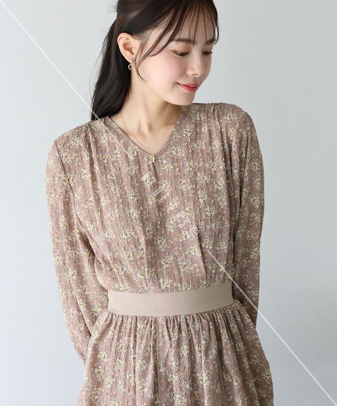日本 BLUE EAST - 成熟花卉飄逸感V領長袖洋裝-卡其米