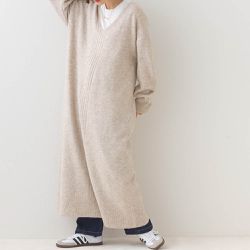 日本 OMNES - V領柔軟針織寬鬆感長袖洋裝-淺米灰