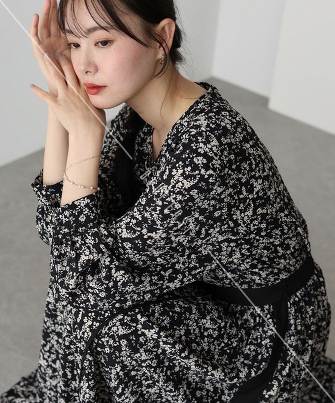 日本 BLUE EAST - 成熟花卉飄逸感V領長袖洋裝-卡其米