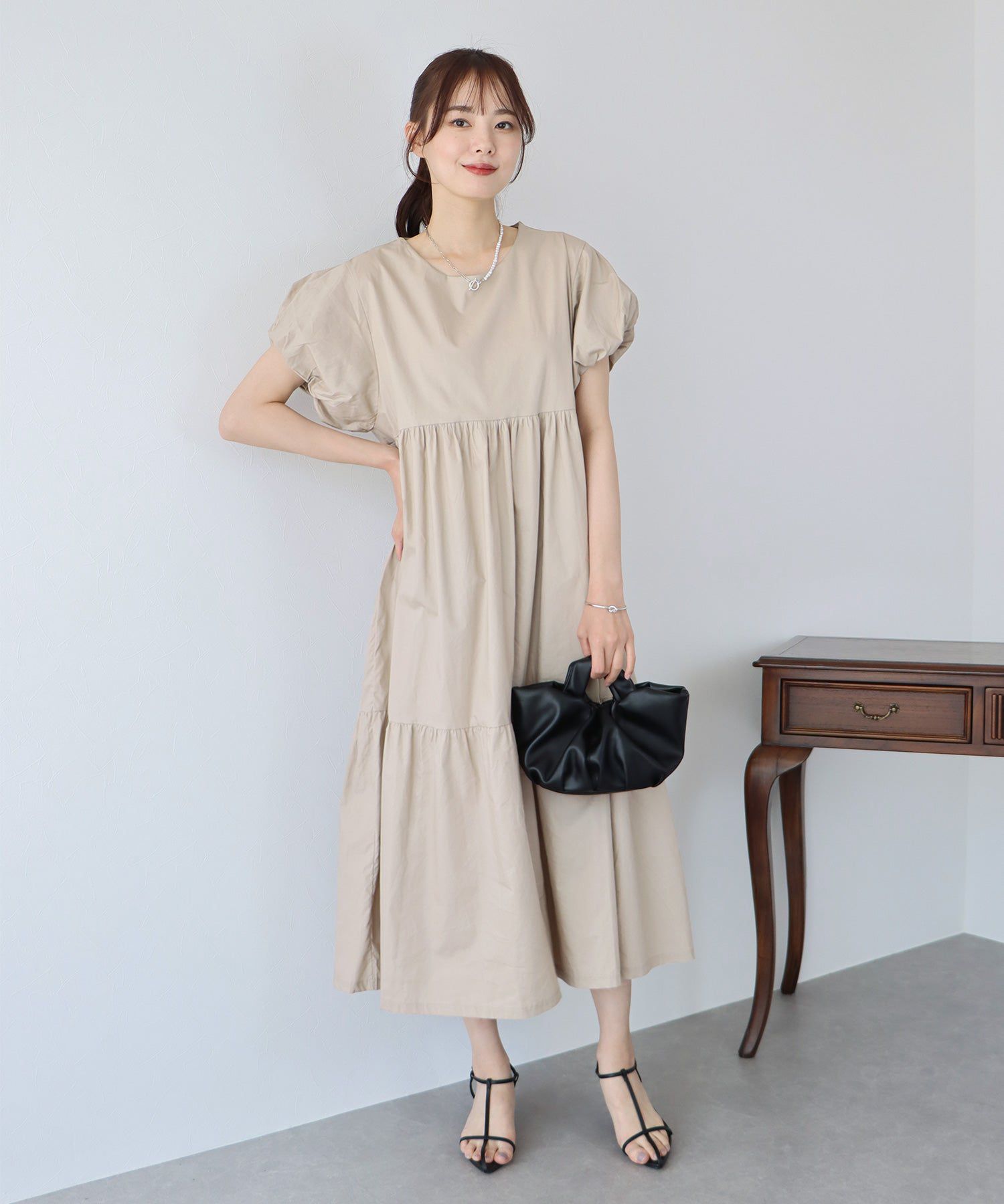 日本 BLUE EAST - 優雅的她泡泡袖洋裝-經典黑