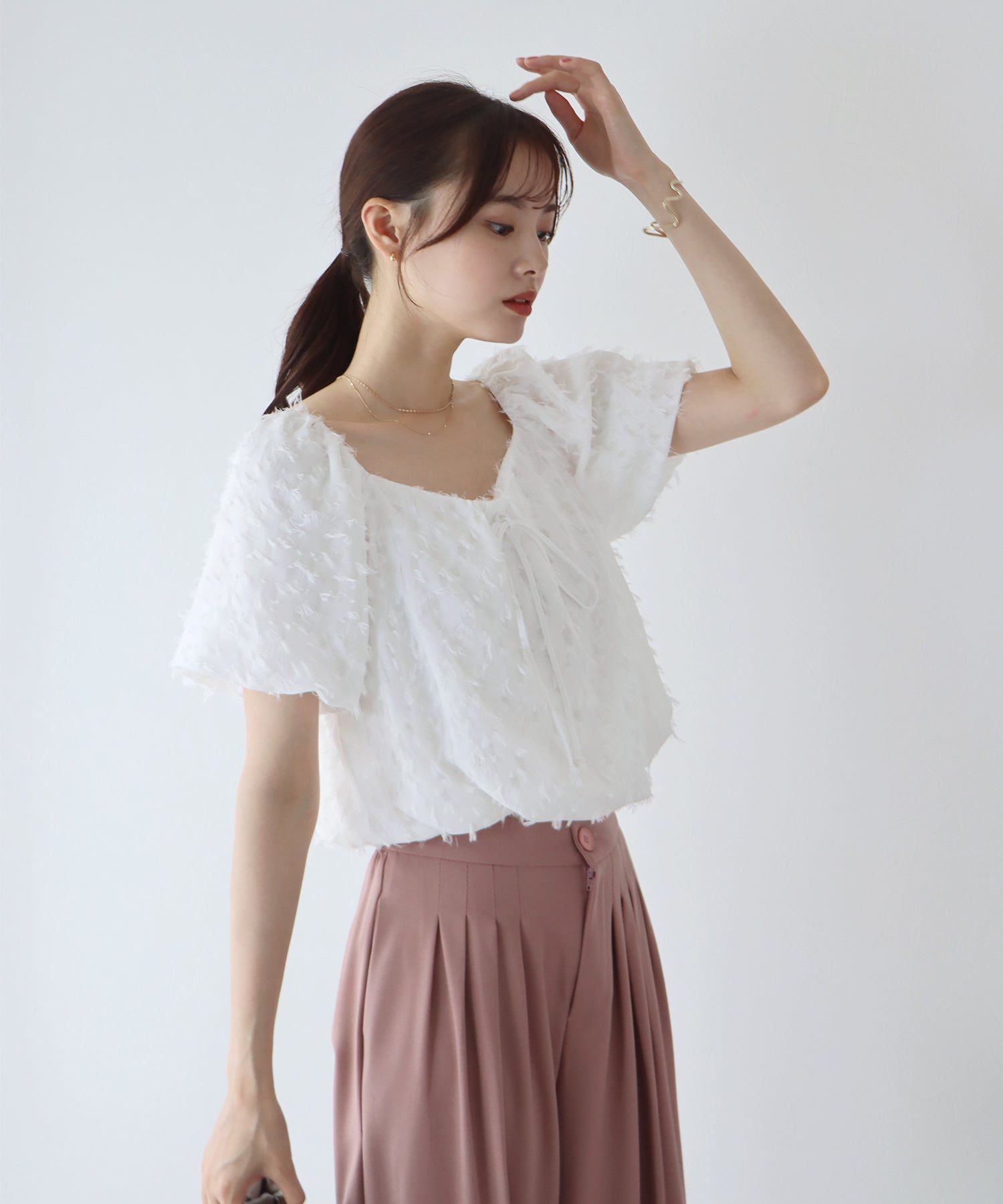 日本 BLUE EAST - 抽鬚感寬領泡泡袖上衣-淺杏