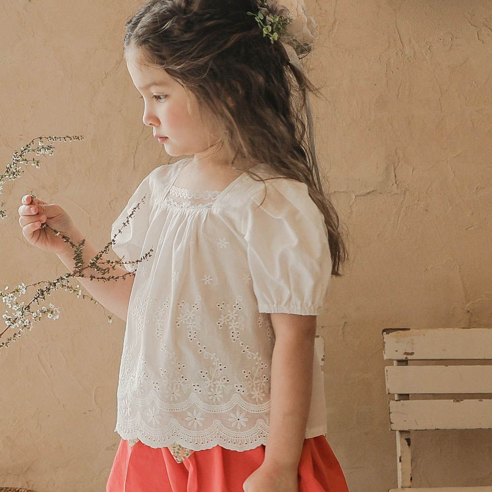 波紋繡花方領泡泡袖襯衫-白