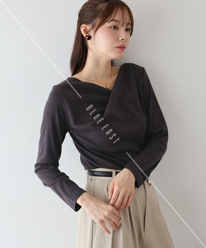 日本 BLUE EAST - 顯瘦V領垂墜感羅紋長袖上衣-淺卡其