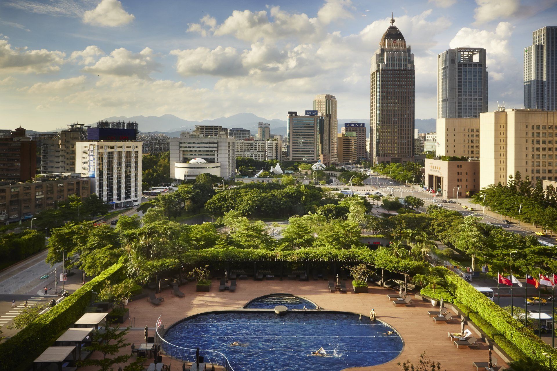 2大2小★暑假不加價【台北君悅】一泊二食豪華度假之旅