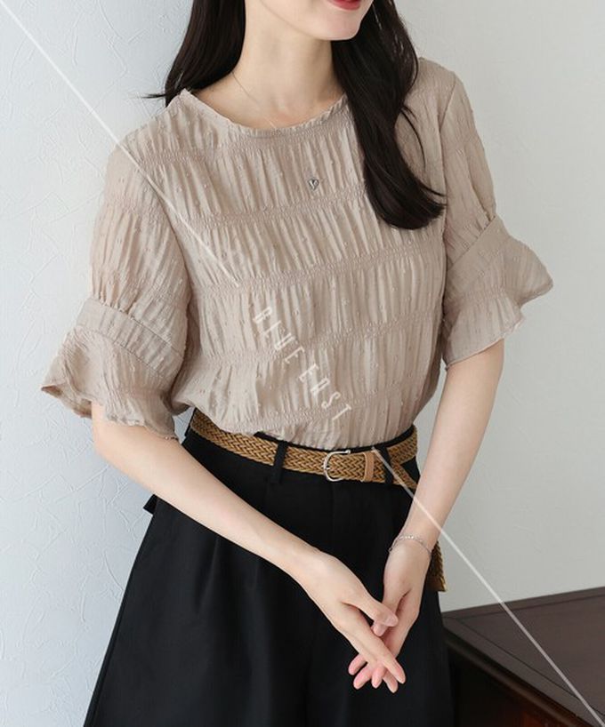 日本 BLUE EAST - 細緻圓點緹花透膚短袖上衣-黑