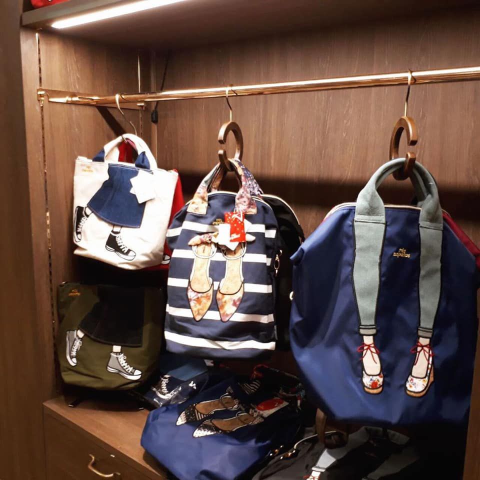 mis zapatos - 蝴蝶結拼接款後背包-Pump高跟鞋-BKD黑點 (39*25*16cm)