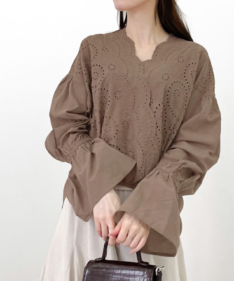 日本 Classical Elf - 小清新花朵領雕花長袖上衣-摩卡