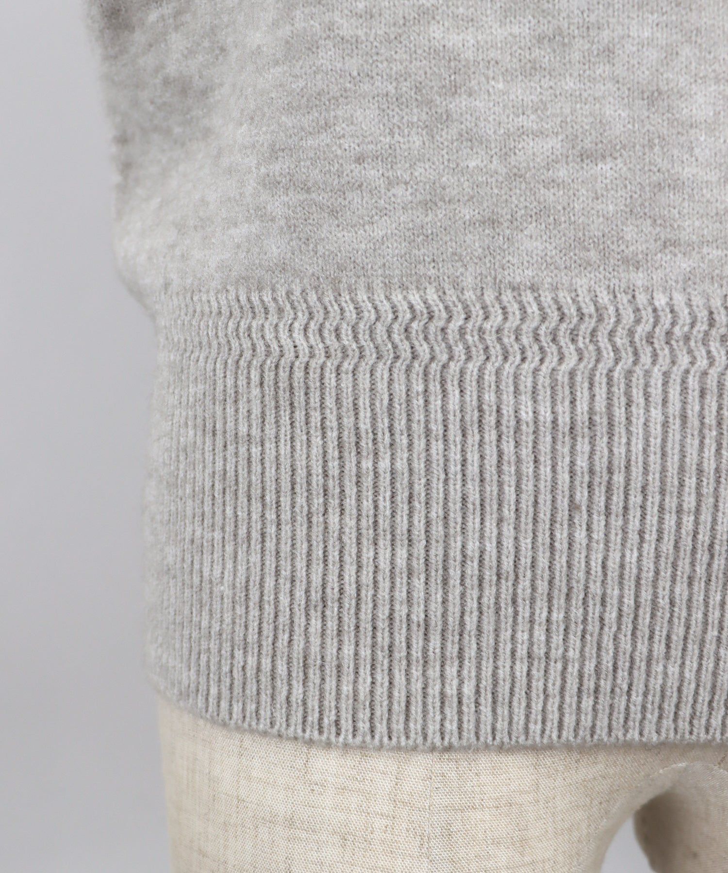 日本 BLUE EAST - 顯瘦V領柔軟針織上衣-黑