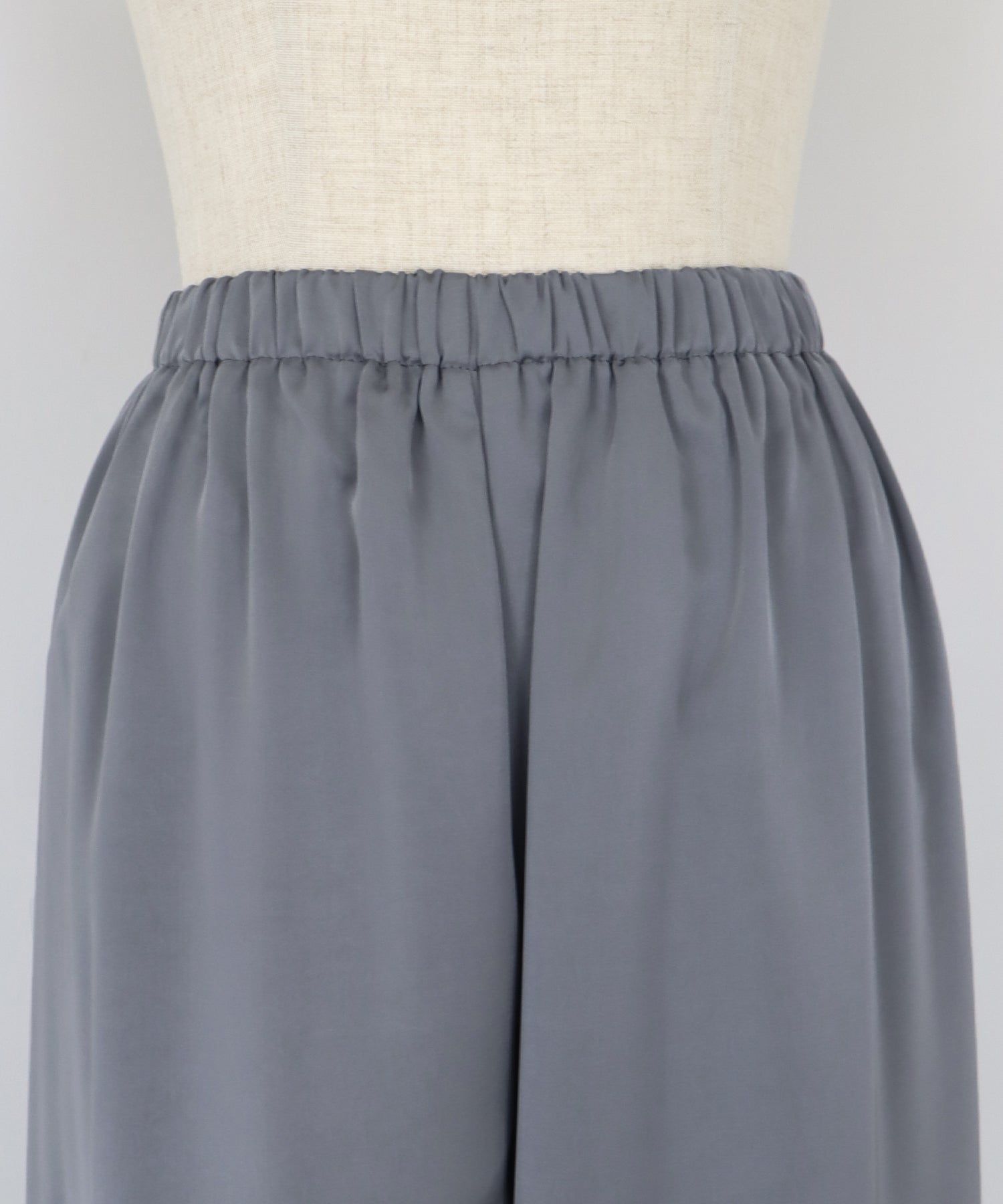 日本 BLUE EAST - 緞面光澤感垂墜感長褲-黑