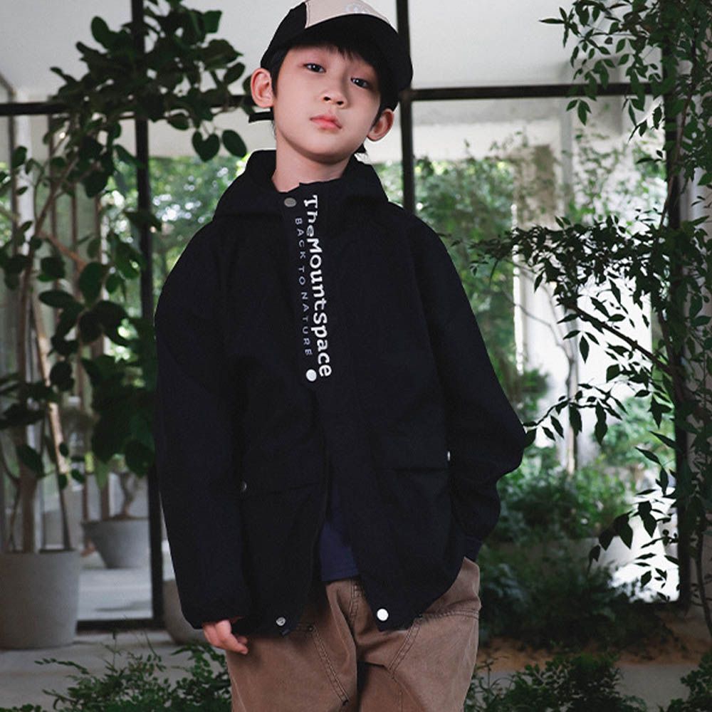 防潑水薄刷絨立領防風連帽外套-文字印花-黑色