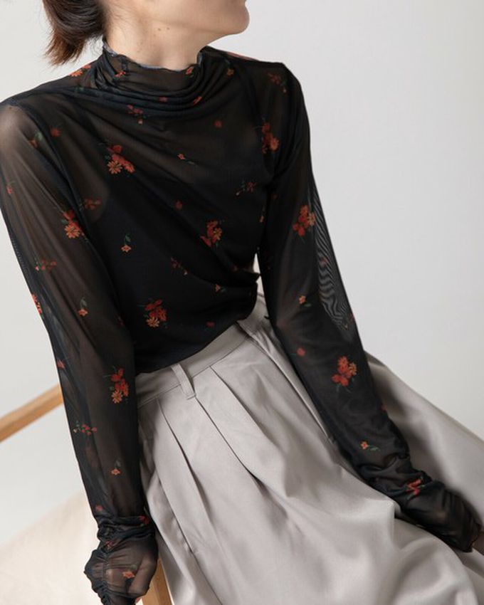 日本 gleam - 優雅小花木耳邊透膚高領長袖上衣-黑x紅花
