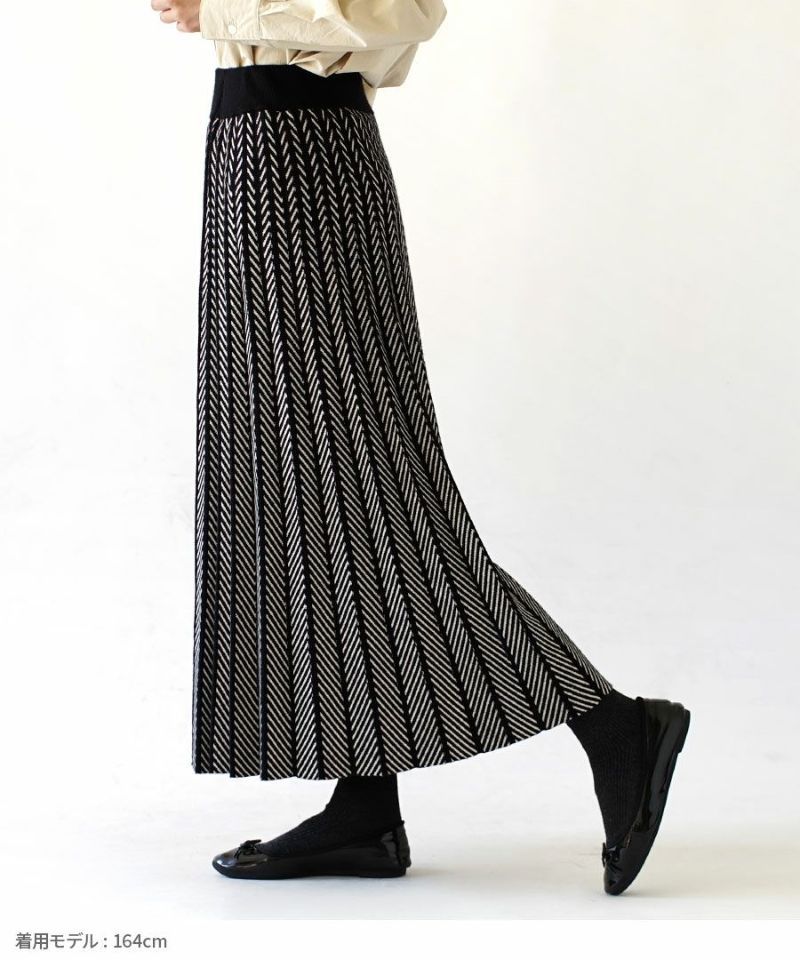 日本 zootie - 針織線條俐落感百摺長裙-黑白系