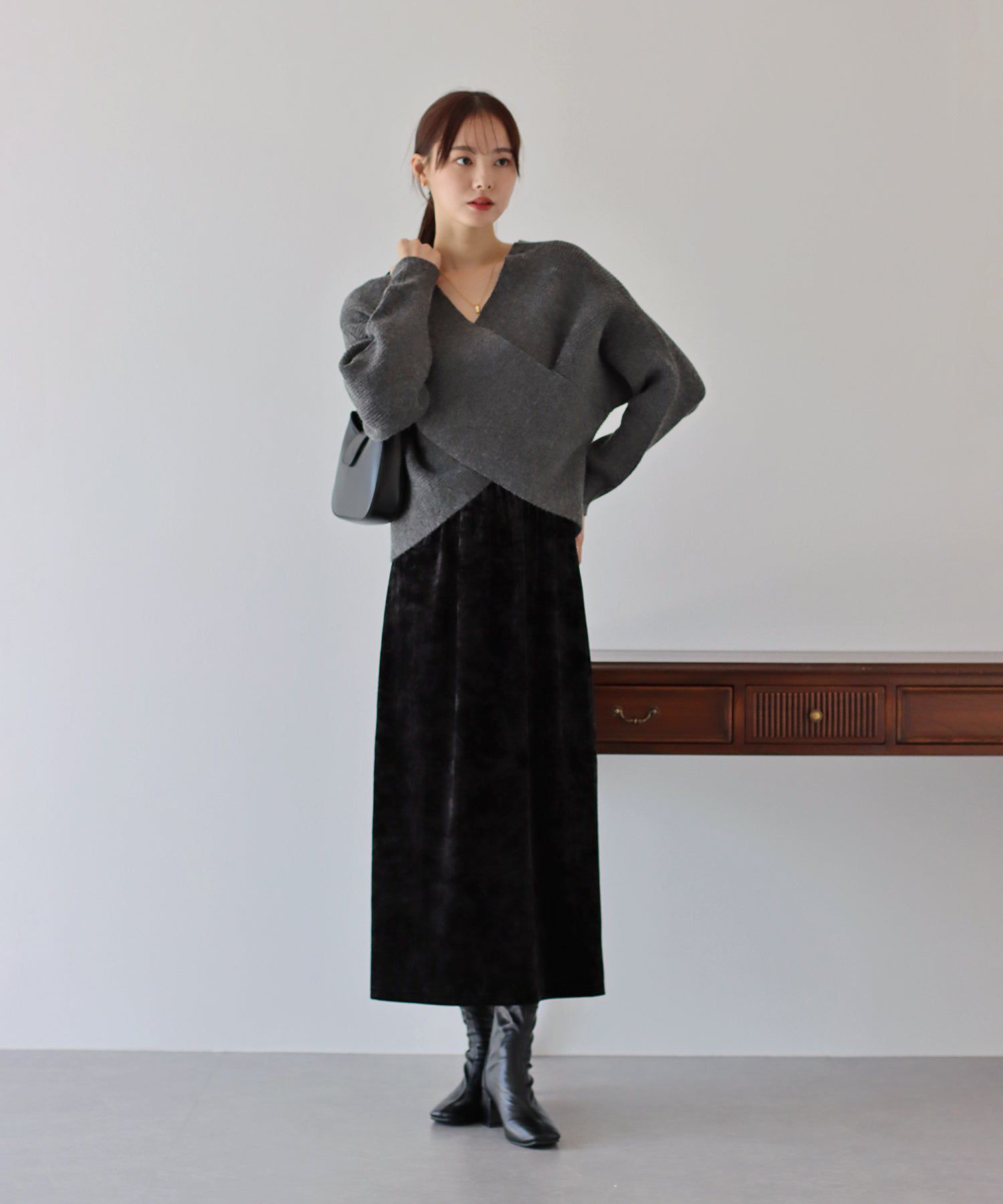 日本 BLUE EAST - 優雅絲絨感後開叉鬆緊長裙-淺摩卡