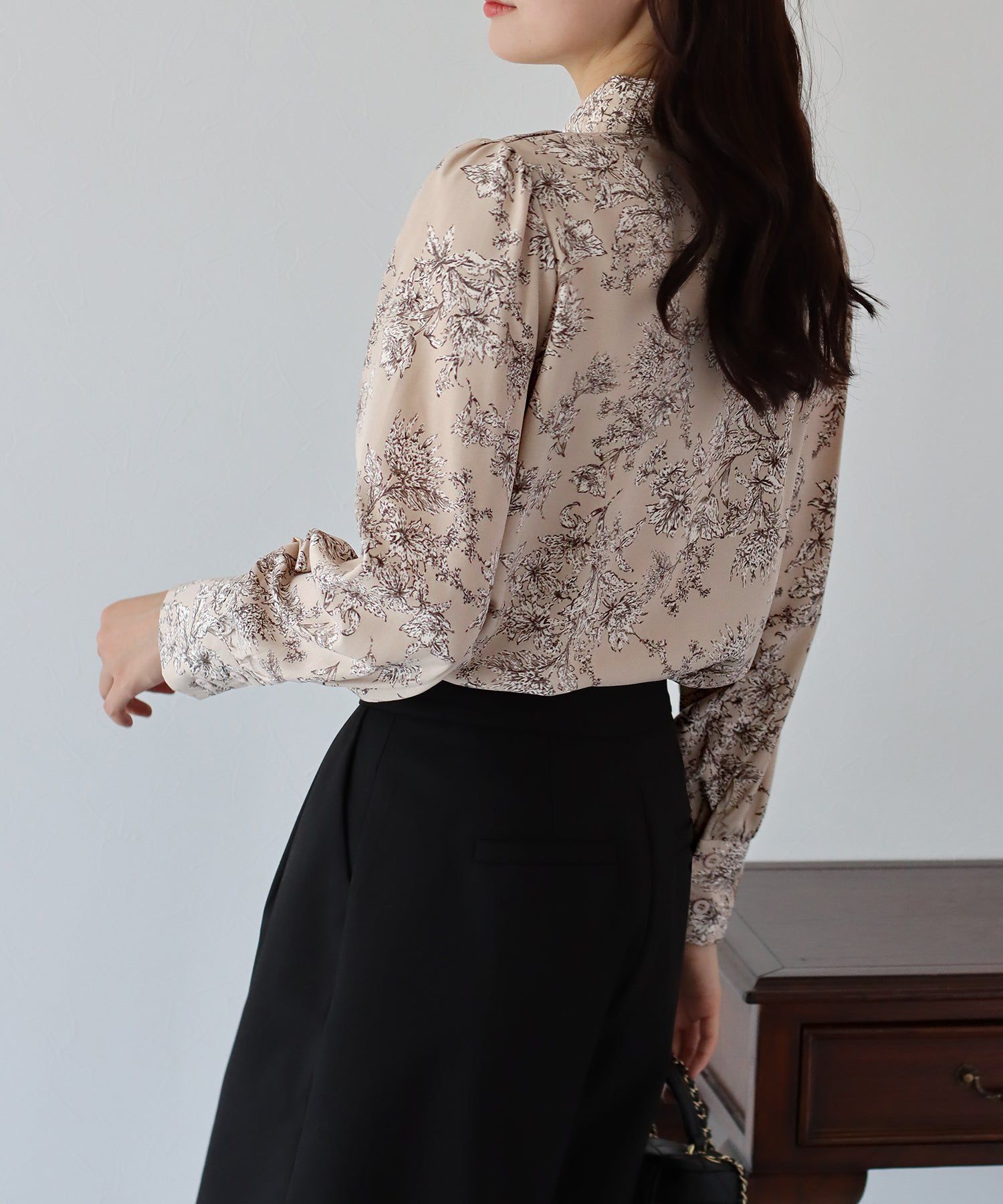 日本 BLUE EAST - 優雅紐結雪紡長袖襯衫-印花-淺杏