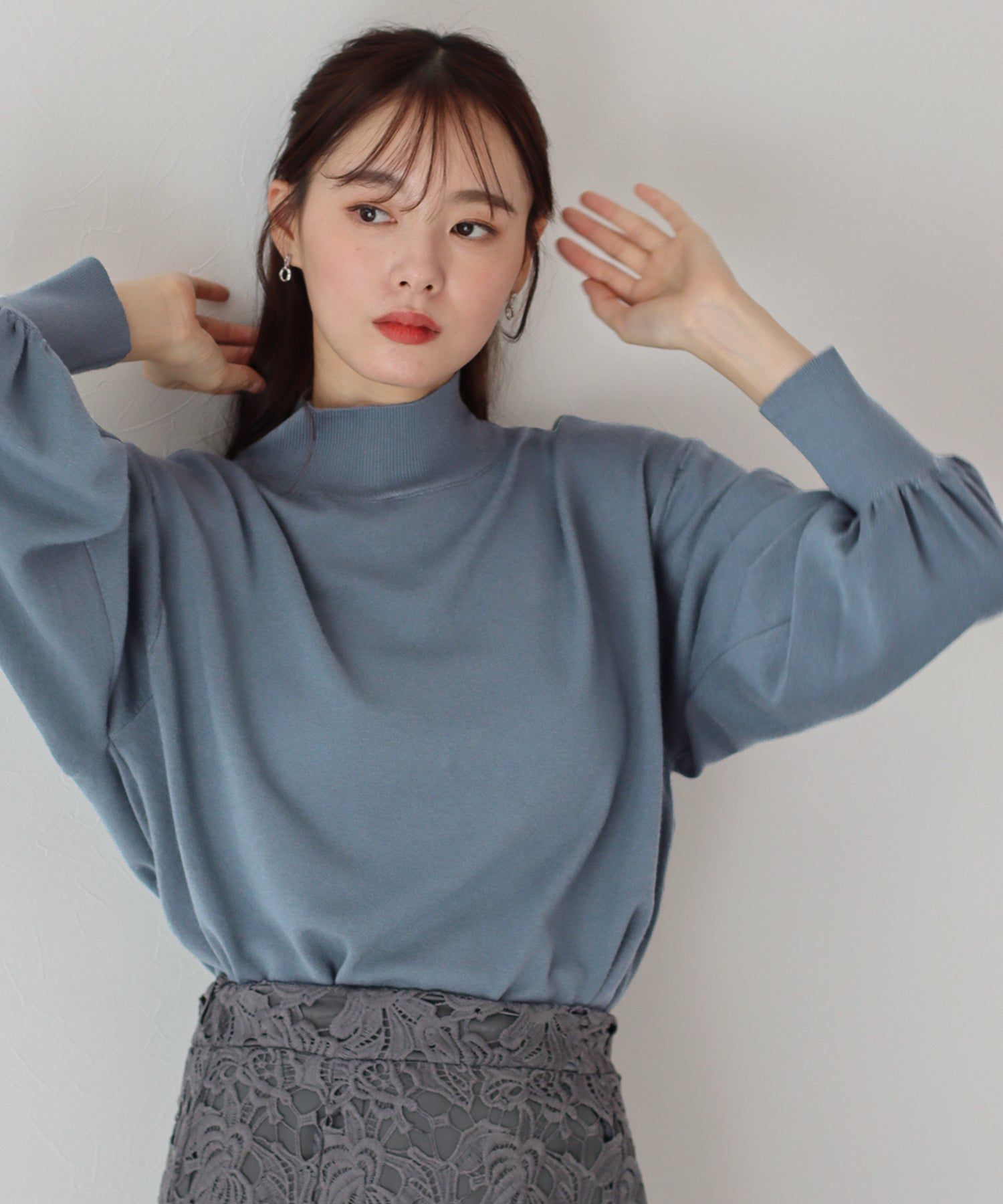 日本 BLUE EAST - 心機珍珠高領收袖針織長袖上衣-藍