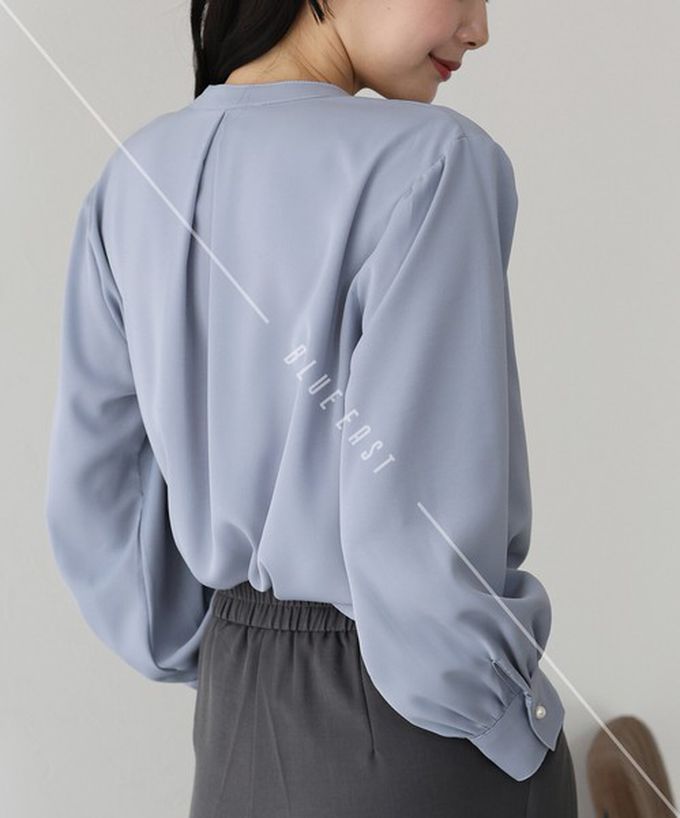 日本 BLUE EAST - 2way領知性整潔感打褶長袖上衣-珍珠袖扣-卡其杏