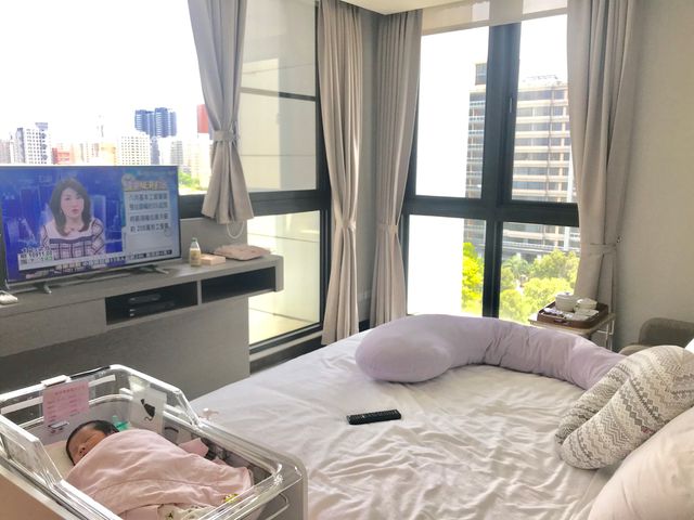 我也是住這家！住到捨不得離開。
看你的照片好像跟我住的一樣耶，我是住7坪。
整個房間採光超棒，一進去心情超放鬆。
如果有喜歡的媽咪要及早訂房，7坪這間很搶手哦！好像只有6間。

我在寶寶8週的時候就下訂了，當時7坪只剩一間。

很專注媽媽隱私，如果不方便工作人員進房，有不便打擾燈可以按。

有個缺點就是餐盤蠻重的，如果可以就讓送餐人員幫妳端到房間，早餐跟午餐都有兩次由送餐人員幫妳送餐的時間，晚上只有一次。

真的不方便也可以自己或老公到房間外的餐點擺放處端，只是餐盤真的很重，如果是媽媽自己端加上傷口還疼痛又還要開房門真的會很想哭。