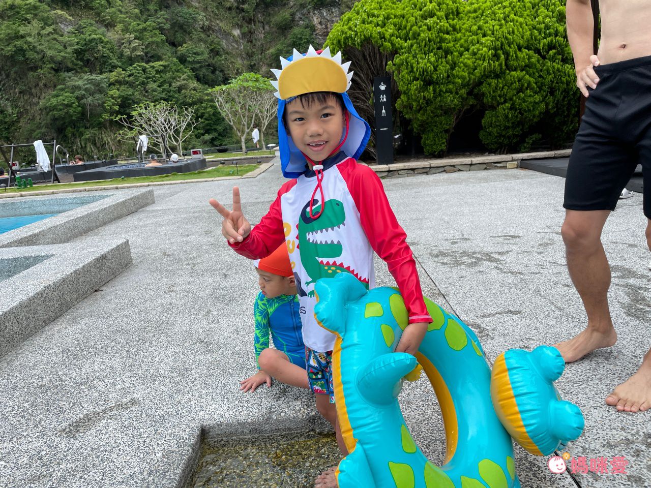 男寶長袖泳裝套裝(附帽子)-快樂恐龍-紅+白+藍