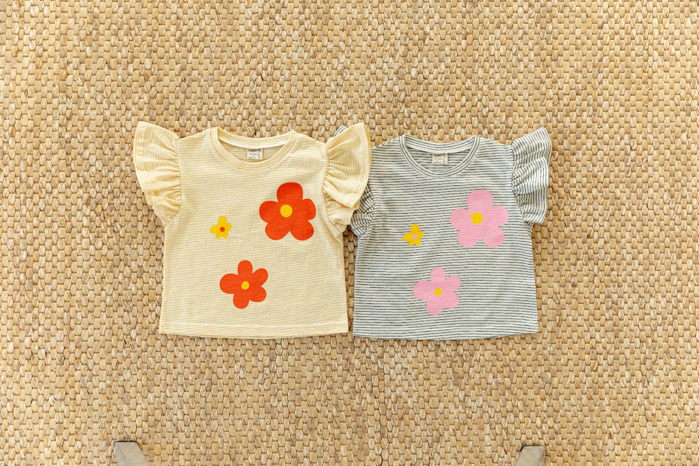 韓國 Orange Mom - 三朵花花條紋荷葉袖上衣-黑