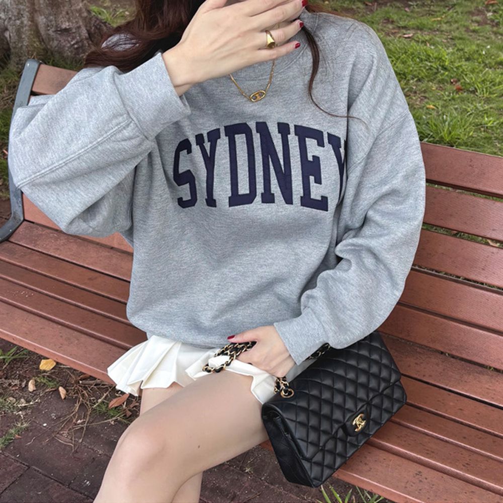 英文刺繡寬鬆休閒大學T-SYDNEY-灰 (F)