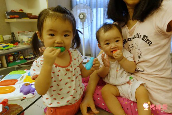 美國 The Brushies - 手指玩偶造型牙刷 - 豪華禮盒組（猴子桃桃+豬小妹+恐龍阿姆+鯨魚薇拉）-1本英文童書+4支角色手指牙刷