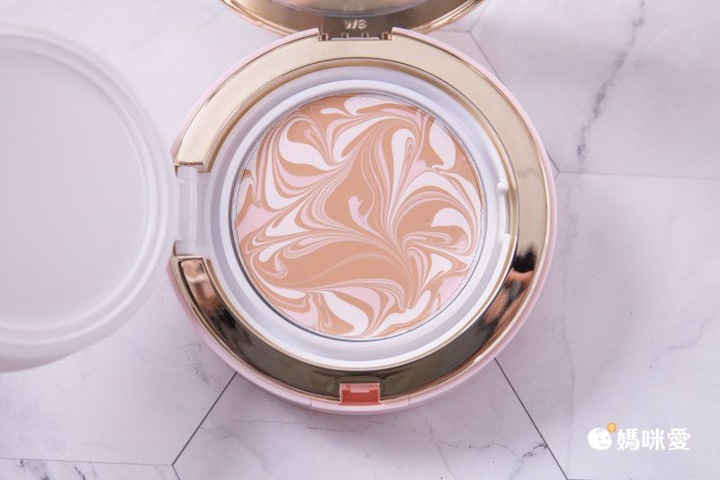 打造無瑕光澤肌！韓國 Age 20's 爆水粉餅